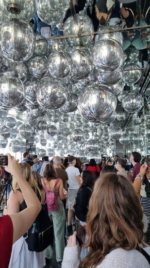 Silberne Ballons füllen den Raum....