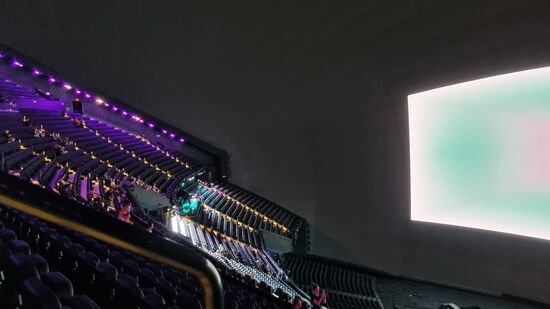 Rechts die Leinwand vom Sphere, links die Sitzreihen.