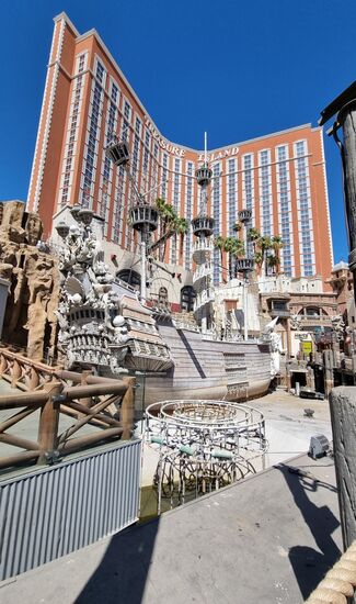 Trauriger Anblick. Früher lagen die Schiffe im Wasser und es fanden Piratenschlachten statt...