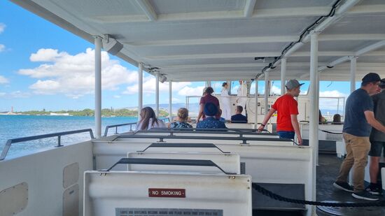 Mit dem Boot zur Plattform