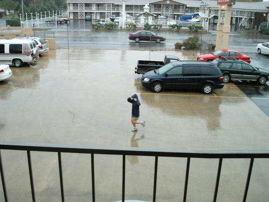 Es regnet. Parkplatz vor dem Motel