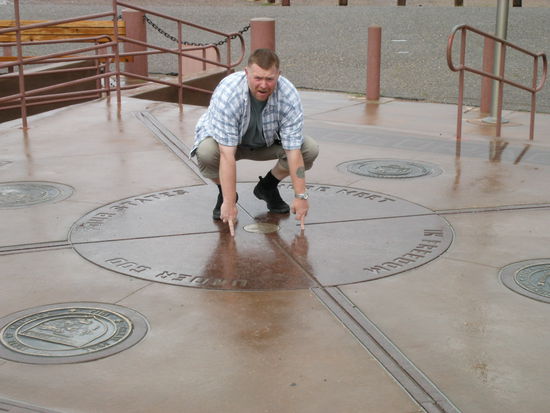Four Corners. Dort treffen die 4 Bundesstaaten Colorado, New Mexico, Arizona und Utha zusammen