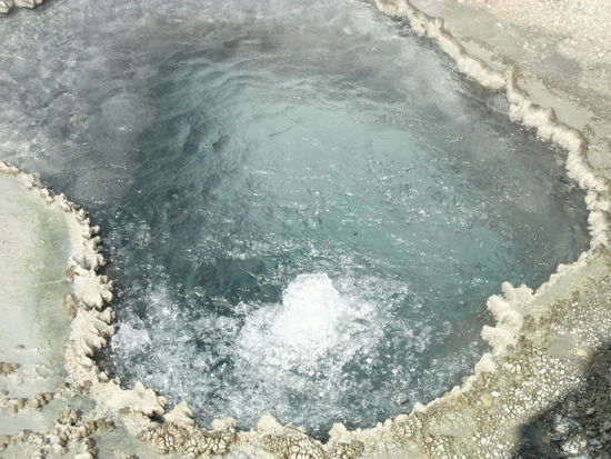 In unterschiedlichen zeitlichen Abständen schießt hieraus plötzlich heißes Wasser in die Höhe