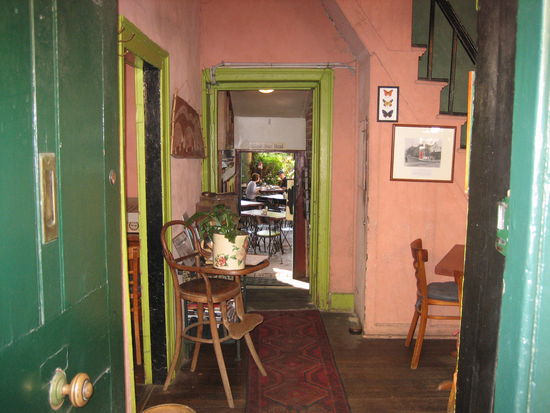 Blick ins Restaurant mit Hinterhof