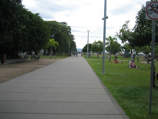 Zurück in Cairns: die Esplanade