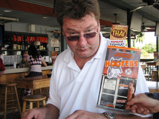 Im Hintergrund ein Hooters-Girl im Schulmädchen-Look...