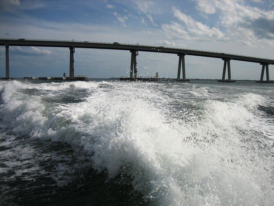 Unter der Sanibel-Island-Brücke hindurch