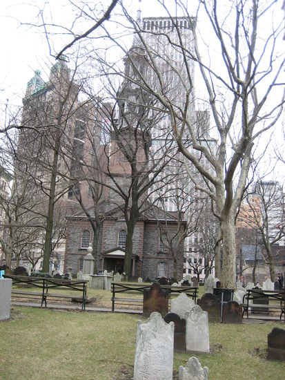 St. Paul's Chapel am Ground Zero; trotz der unmittelbaren Nähe zum World Trade Center hat die Kirche keinen Schaden genommen!