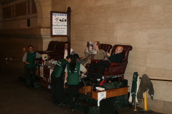 Geschäftsleute lassen sich die Schuhe putzen