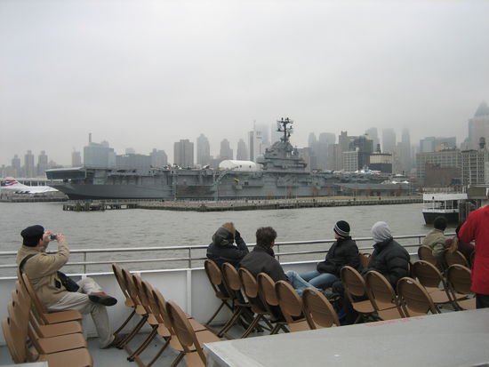 Erkennt ihr den Flugzeugträger aus: "I'm Legend"? Will Smith schlug von dort aus Golfbälle ins Wasser