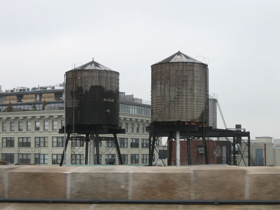 Wassertanks auf den Dächern zum Druckausgleich in den Wasserleitungen