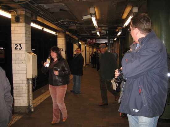 Am U-Bahn Gleis. "Ich muss jetzt sofort an dieses Telefon...!"