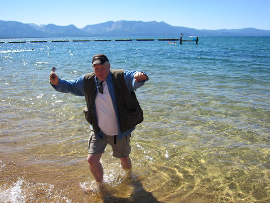 Eiskalt! Der Lake Tahoe ist ein Bergsee...