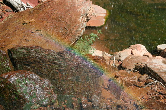 Die Wassertropfen des Wasserfalls bilden einen Regenbogen...