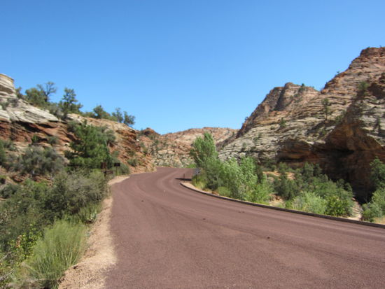 Die roten Straßen sind typisch für den Zion N.P.
