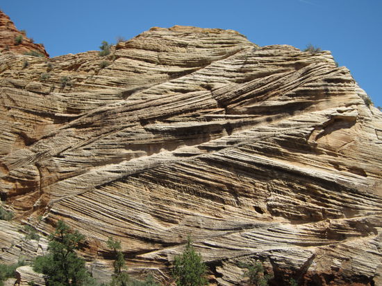 Wie von Gabeln zerfurcht...