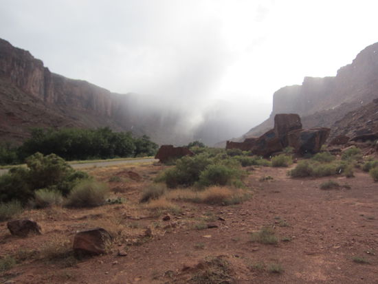 Die Regenwolken rasen die Schlucht entlang...