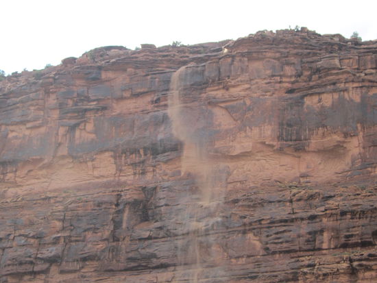 Das Regenwasser stüzt als Wasserfall die Felswände runter...