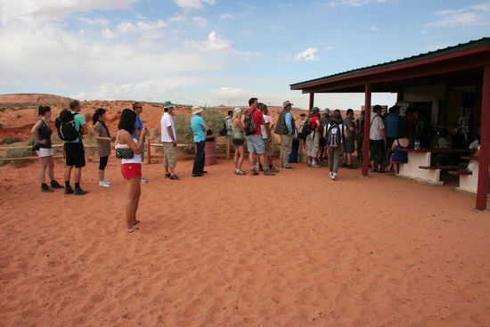 Schlange stehen für den Antelope Canyon...