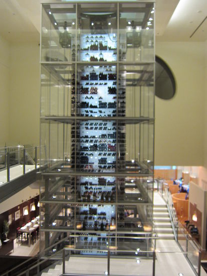 Auch eine Möglichkeit, Weinflaschen zu lagern... So macht es das Mandalay