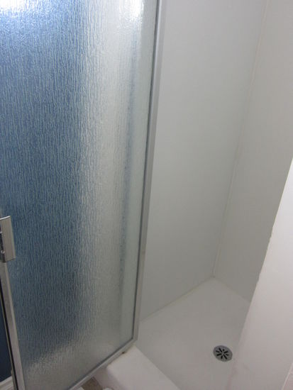 Wie soll man da bitte reinpassen? Dreckig ist sie auch....