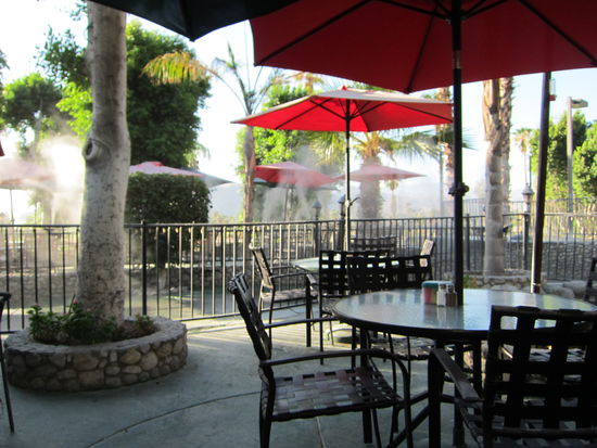 Die Wasserdüsen verbreiten einen angenehmen Nebel, der die Hitze erträglich macht...