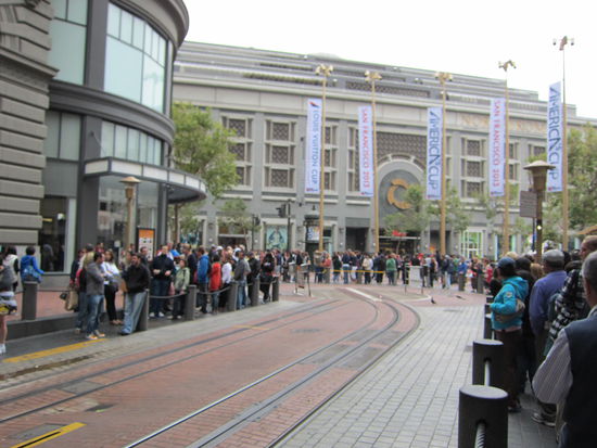 Das ist alles eine Warteschlange!!!