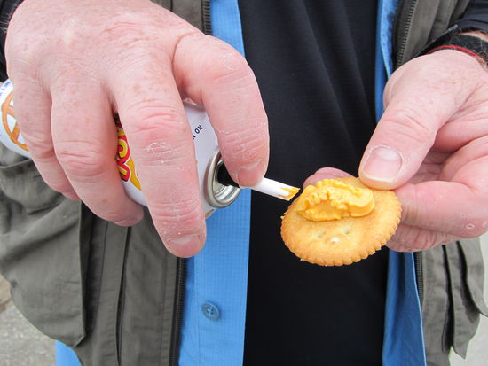 Cracker mit Sprühkäse - lecker!
