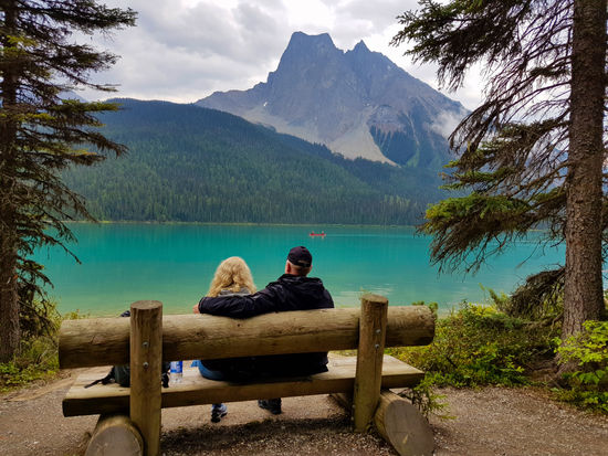 Zwischendurch machen wir ein Picknick auf einer Bank mit Blick auf den See...