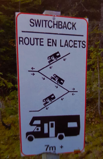 Rangierhinweise für große Fahrzeuge in den Kurven.... Man muss rückwärts den Berg runterfahren!