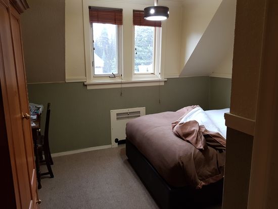 Winzige Zimmer ohne TV. Licht und heißes Wasser gab es aber...