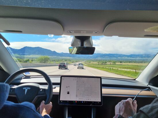 Erste Fahrt mit dem Tesla... Es gibt kein Armaturenbrett, sondern nur einen Bildschirm in der Mitte....