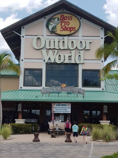 Das Paradies für alle Outdoor-Fans. Leider auch mit Waffenverkauf.