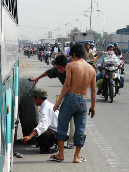 Reifenwechsel im Mekong-Delta