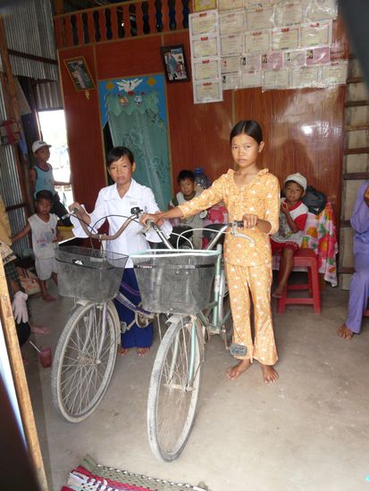 Kha und ihre Schwester mit ihren Fahrrädern