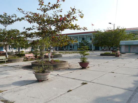 Der Schulhof von Hon Dat, audf dem ein Lehrkräutergarten entstehen soll