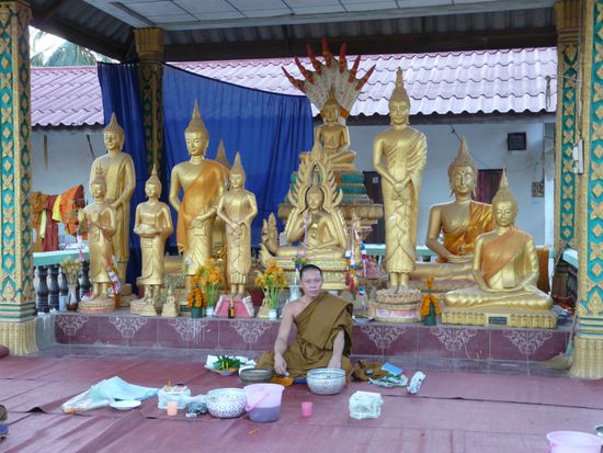 Sprechstunde in einem neuen Wat in Vientiane