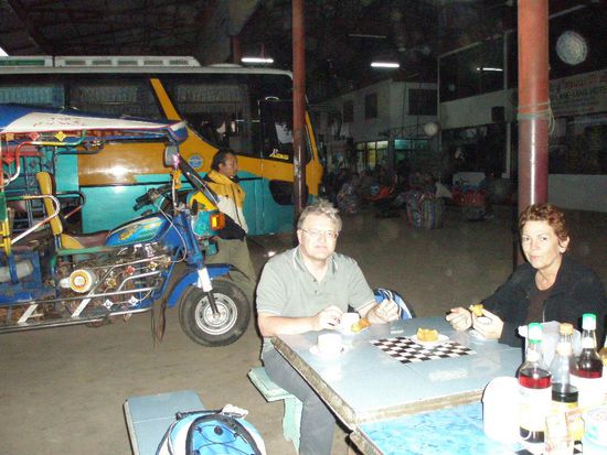 Am Busbahnhof in Vientiane