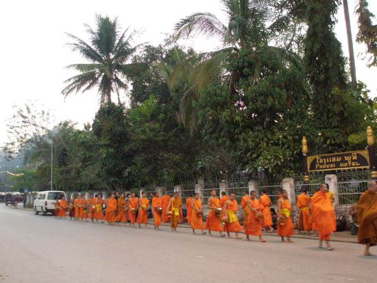 Luang Prabang: Gang der Bettelmönche