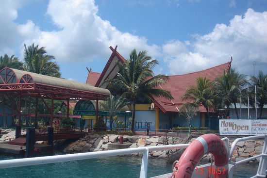 Ankunft in Indonesien am Fährhafen von Bintan. Als erstes müssen wir 10 US-Dollar für das Visum hier bezahlen.