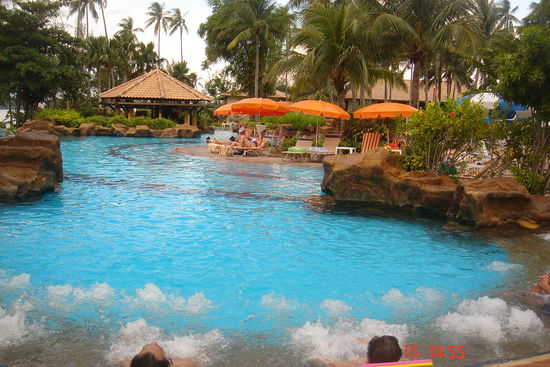 Das ist der Pool im Nirwana Gardens Hotel den wir natürlich mitbenutzen durften. Das Beste war die Poolbar. Dort konnte man einfach mit einer Unterschrift unter "Starfish 1" (unsere Zimmernummer) bezahlen. Cool!
