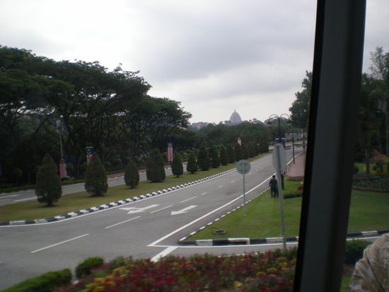 Mit am beeindruckendsten fand ich in ganz Malaysia die gepflegten Seitenstreifen an den Straßen: