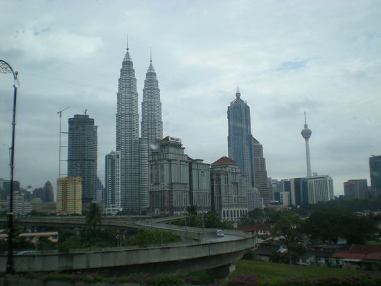 Die Wahrzeichen von KL: Die Petronas Twin Towers und der Fernsehturm.