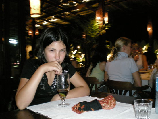 Derya sagt es stimmt nicht, wenn ich erzähle, dass sie beim malayischen Essen zunächst skeptisch war - Augen sprechen Bände, oder? Es hat ihr aber dann doch geschmeckt. War schließlich auch ein superschönes Lokal. Den Autokennzeichen nach war sogar ein Mitgliede der Königsfamilie zur gleichen Zeit wie wir in dem Restaurant.