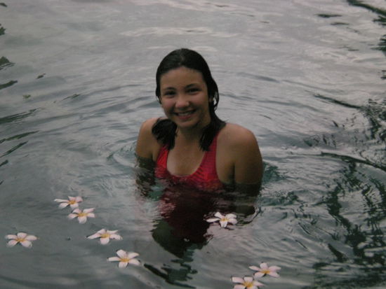 Aber im Pool war Derya immer glücklich. Mit so duftenden Blumen noch dazu!