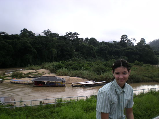 Derya auf der Mauer vorm Touist Info mit Blick auf den Fluß
