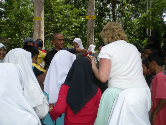 Das ist der kleine Babyelefant. Leider haben wir den in der Menschentraube fast nicht gesehen - zumindest nicht fotografieren können. Habe ihn mal kurz angefasst. Also ein weiches Babyfell haben die Dickhäuter nicht.