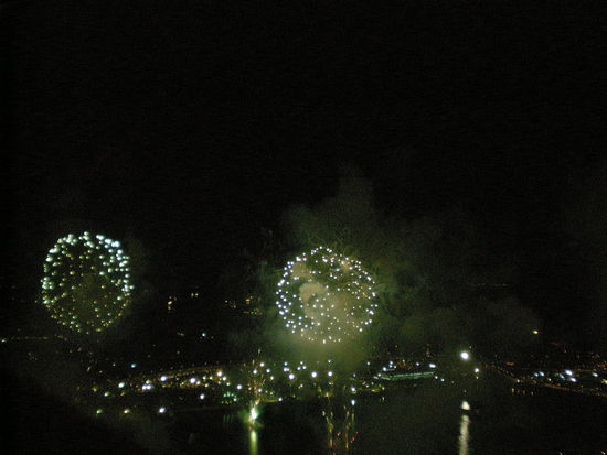 Feuerwerk in Singapur. Von oben, weil wir aus dem 70 Stockwerk des StamfortHotels zugeschaut haben - angeblich das höchste Restaurant das es gibt. 
Das war der - dann doch ein bisschen traurige - erste Abschied  aus Singapur.