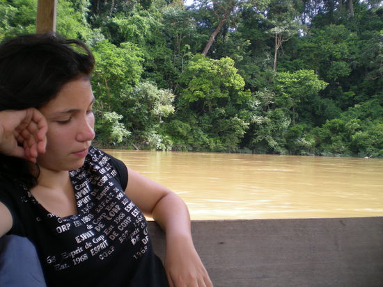 Die 3stündige Fahrt nach Kuala Tahan war dann irgendwann doch langweilig. Vor allem, weil der Außenbordmotor unseres Bootes SEHR laut war. Vielleicht hätte ich doch vorher lesen sollen, dass man besser mit dem Bus hin und nur mit dem Boot zurück fährt. Die Fahrt in die andere Richtung geht schneller, weil man mit der Strömung fährt.