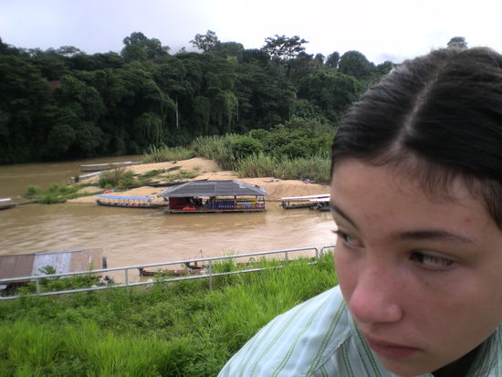 Im Regenwald angekommen hat es natürlich geregnet... Wir hatten zwar alles (Hotel, Ausflüge... gebucht, vor Ort aber gleich wieder gecancelt. Es war heiß. Es gab viele Insekten. Derya war bald ziemlich genervt. Aber das Rapid Shooting war ein tolles Erlebnis! Wir werden noch oft an den Taman Negara denken!
